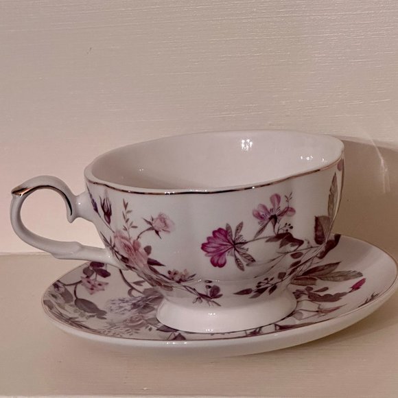 Beautiful Tea Cup and Saucer - Picture 2 of 15